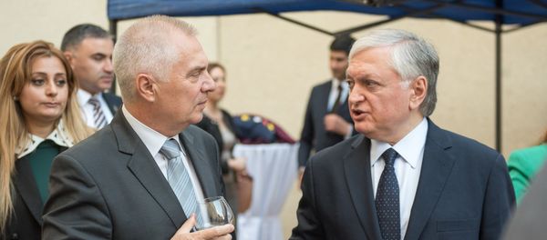 Министр иностранных дел Армении Эдвард Налбандян и глава Делегации ЕС в Армении, посол Петр Свитальский - Sputnik Армения