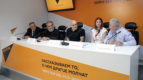 Соучредители фонда Миабан Мартин Минасян, архиепископ Паркев Мартиросян, Микаел Погосян,  директор фонда Арпи Папоян и Ромен Козмоян - Sputnik Армения