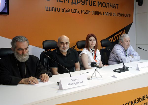 На фотографии слева направо соучредители фонда Миабан архиепископ Паркев Мартиросян, Микаел Погосян, директор фонда Арпи Папоян и Ромен Козмоян На фотографии слева направо соучредители фонда Миабан архиепископ Паркев Мартиросян, Микаел Погосян, директор фонда Арпи Папоян и Ромен Козмоян - Sputnik Армения