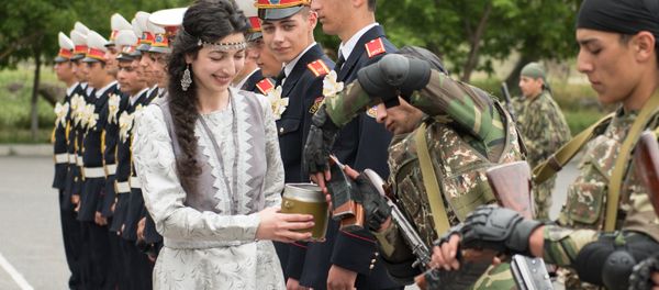 Девушка берет по патрону от каждого выпускника - Sputnik Армения