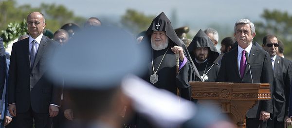 Президент Армении Серж Саргсян выступает в мемориальном комплексе Сардарапат - Sputnik Армения
