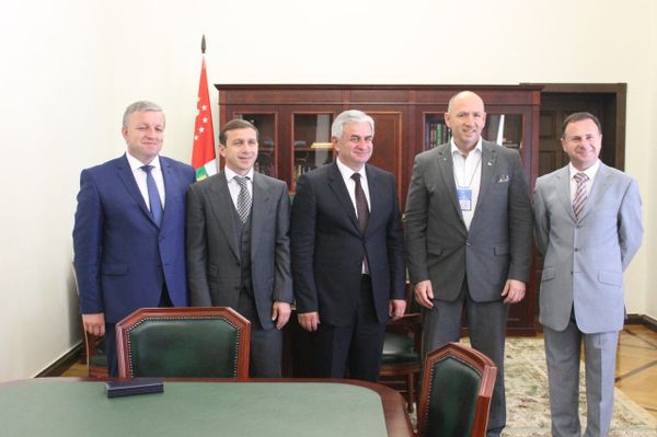 Президент Абхазии принял делегацию ConIFA Президент Абхазии принял делегацию ConIFA - Sputnik Армения