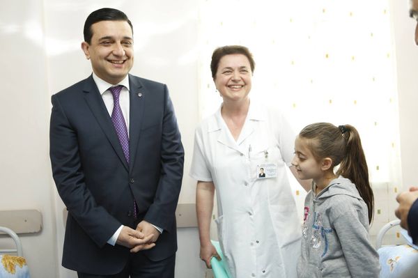 Министр здравоохранения Армении Армен Мурадян посетил детей в больнице - Sputnik Արմենիա