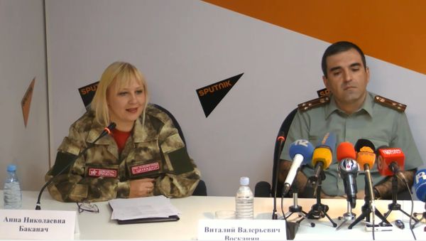 Руководитель проекта «Союз – Наследники Победы» Анна Николаевна Баканач  и руководитель военно-спортивного лицея им. Монте Мелконяна полковник Виталий Восканян - Sputnik Армения