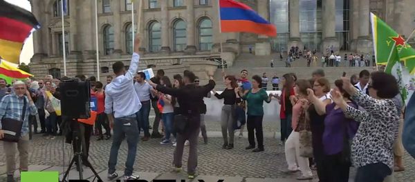 Армяне в центре Берлина призднуют признание Германией геноцида армян - Sputnik Армения