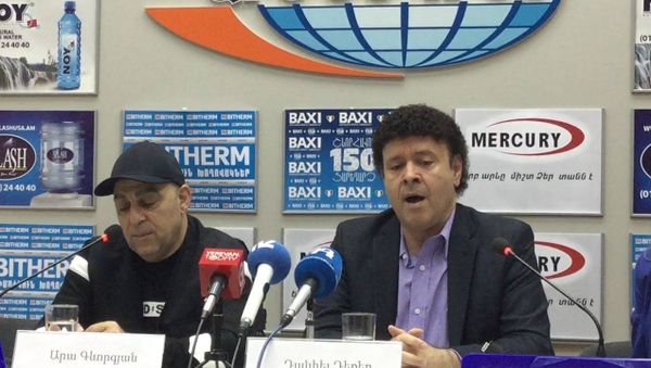 Американский певец Даниель Декер спел армянскую Песню бойца - Sputnik Армения