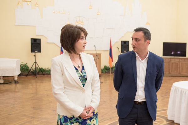 Благотворительная акция в рамках встречи участников клуба Гермес. Главный  врач больницы Мурацан Баграт Бавеян и главный эндокринолог Армении Елена Агаджанова  - Sputnik Армения