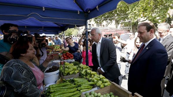 Երևանի քաղաքապետն ու ՀՀ գյուղնախարարը գնումներ են կատարել տոնավաճառից  - Sputnik Արմենիա