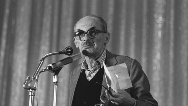Бард и писатель Булат Шалвович Окуджава - Sputnik Армения