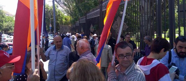 Акция протеста у здания парламента Армении - Sputnik Армения