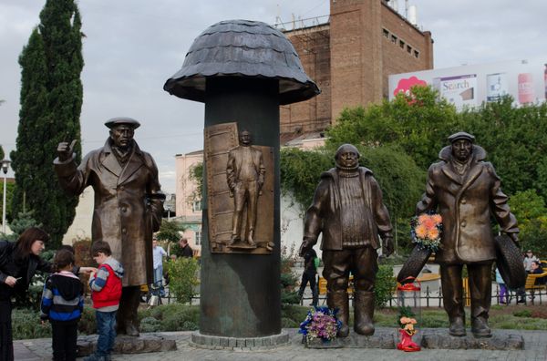 Памятник героям фильма Мимино в Тбилиси Памятник героям фильма Мимино в Тбилиси - Sputnik Армения