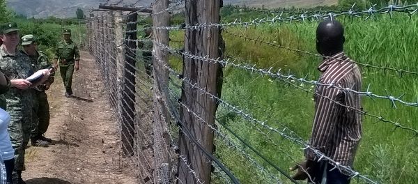 Сотрудники Пограничного управления ФСБ России в Республике Армения задержали гражданина Анголы, который незаконно пересёк армяно-турецкую границу Сотрудники Пограничного управления ФСБ России в Республике Армения задержали гражданина Анголы, который незаконно пересёк армяно-турецкую границу - Sputnik Армения