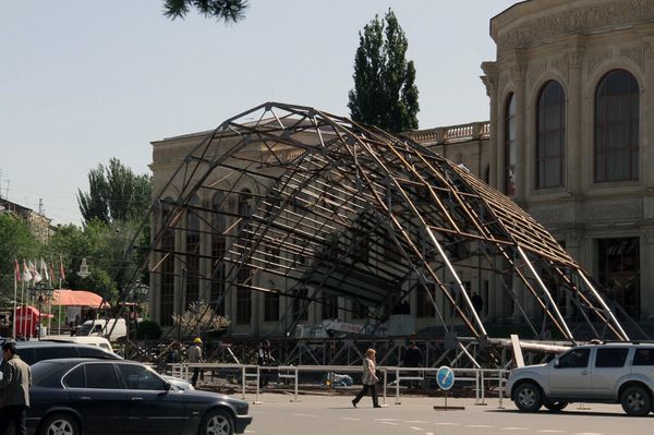 Сцена в Гюмри, где будет проходить литургия Папы Римского  - Sputnik Армения
