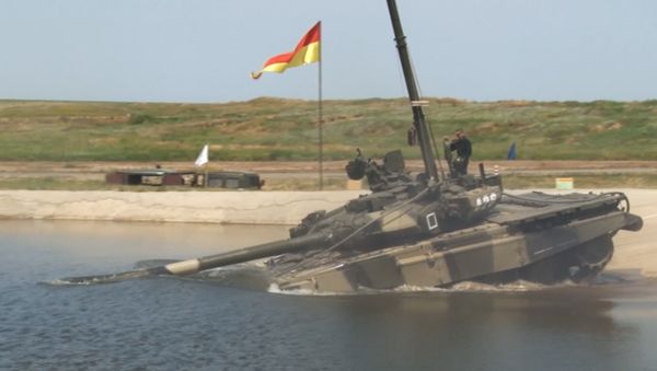 Танки грязи не боятся: бронетехника проехала под водой на учениях - Sputnik Армения