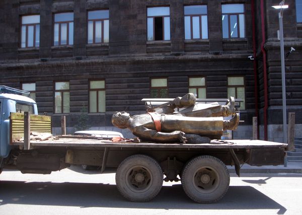 Скульптуры Дживани и Шерама вернули в Центральный парк Гюмри  - Sputnik Արմենիա