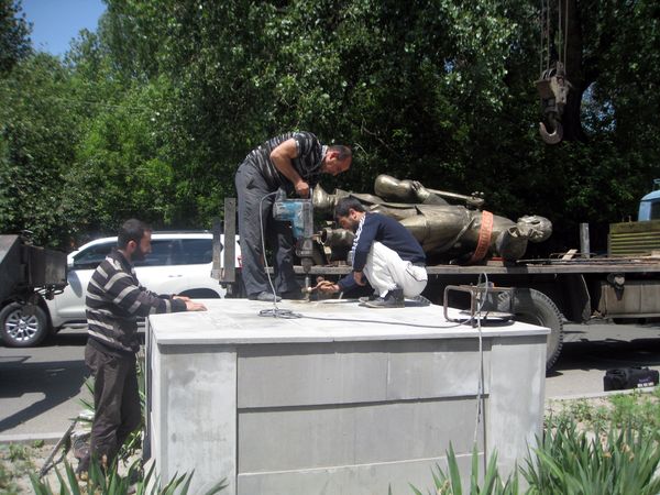 Скульптуры Дживани и Шерама вернули в Центральный парк Гюмри  - Sputnik Արմենիա