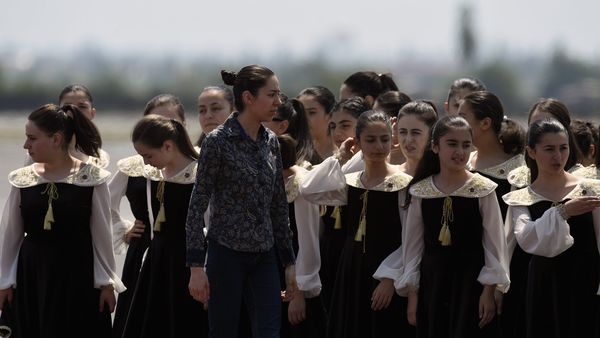 Хор “Маленькие певцы Армении” встречают Папу Римского Франциска I в аэропорту Звартноц - Sputnik Армения