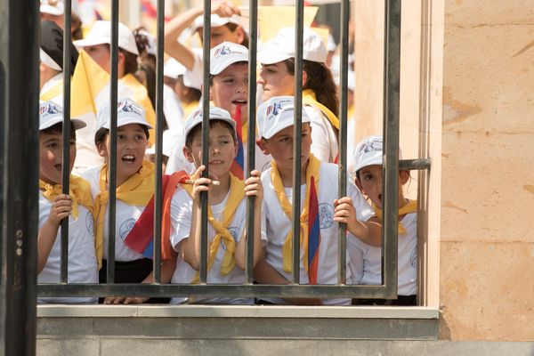 Арменские дети приветствует Папу Римского Арменские дети приветствует Папу Римского - Sputnik Армения