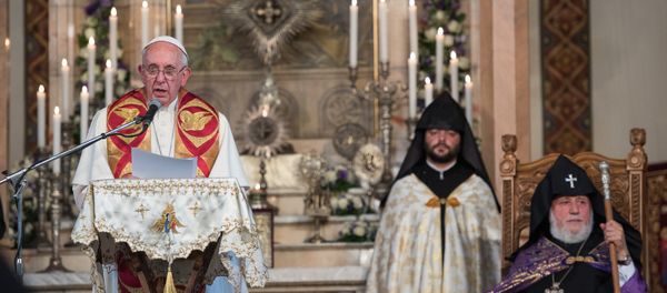 Папа Римский Франциск I и Католикос Гарегин II в Первопрестольном Св. Эчмиадзине Папа Римский Франциск I и Католикос Гарегин II в Первопрестольном Св. Эчмиадзине - Sputnik Армения