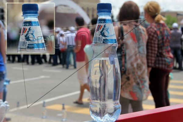 Бутылка воды с изображением Папы римского Франциска I - Sputnik Армения