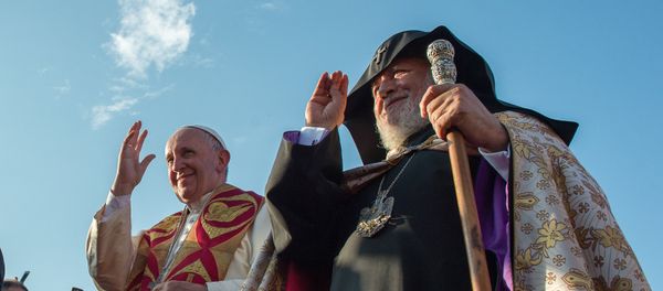 Экуменическая церемония и совместная молитва за мир Папы Римского и Католикоса Гарегина II на площади Республики - Sputnik Արմենիա