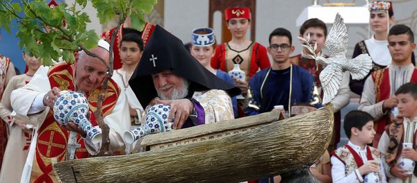 Папа Римский Франциск получил в дар миниатюру Ноева-Ковчега с землей из разных уголков мира, куда оказались заброшены армяне после геноцида. - Sputnik Армения