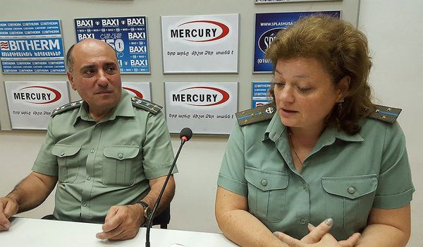 Парашютисты Тевос и Кристина Иликчяны Парашютисты Тевос и Кристина Иликчяны - Sputnik Армения