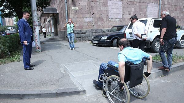Мэрия Еревана проверила пандусы для людей с ограниченными возможностями - Sputnik Армения