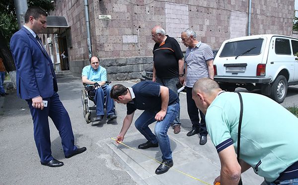 Мэрия Еревана проверила пандусы для людей с ограниченными возможностями  - Sputnik Արմենիա