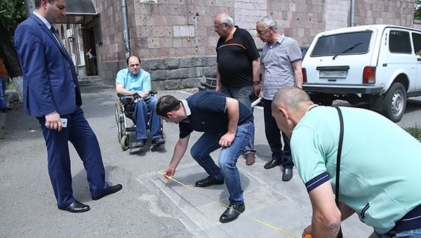 Мэрия Еревана проверила пандусы для людей с ограниченными возможностями - Sputnik Արմենիա