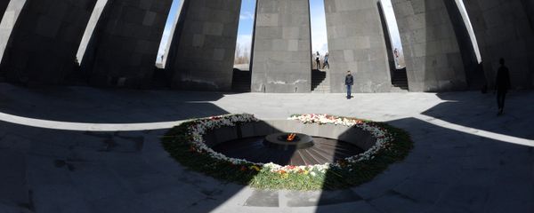Вечный огонь Мемориала жертв геноцида армян Цицернакаберд - Sputnik Армения