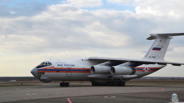 Спецборт МЧС России доставил в Крым 300 мобильных электрогенераторов - Sputnik Армения