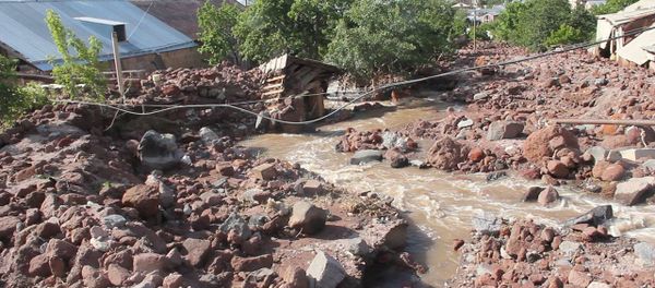 Потоки воды с грязью и камнями ворвались в частные дома в Артике Потоки воды с грязью и камнями ворвались в частные дома в Артике - Sputnik Армения