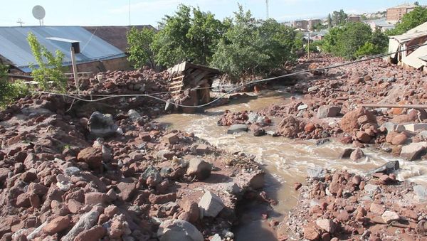 Потоки воды с грязью и камнями ворвались в частные дома в Артике - Sputnik Армения