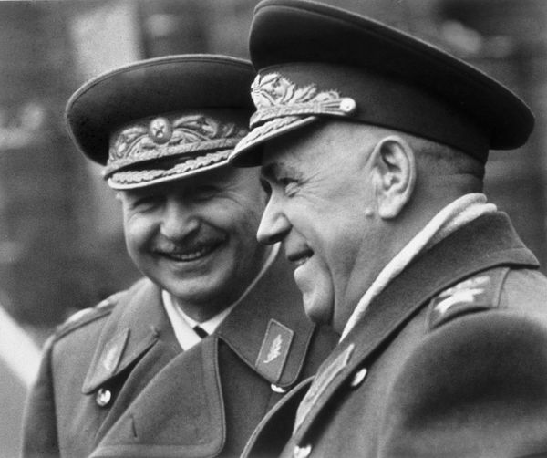 Маршалы Советского Союза Георгий  Жуков (справа) и Иван Баграмян (слева) - Sputnik Армения