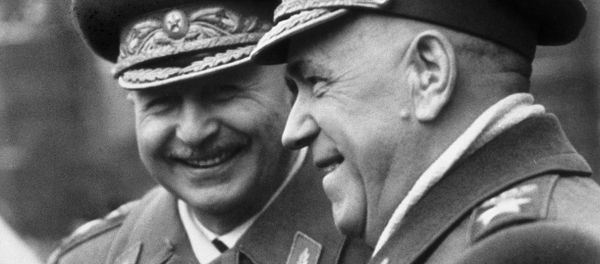 Маршалы Советского Союза Георгий  Жуков (справа) и Иван Баграмян (слева) - Sputnik Армения