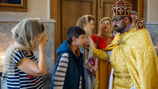 Прихожане в рижском храме святого Григория Просветителя в день пятилетия освящения церкви верховным патриархом и католикосом всех армян Гарегином Вторым. - Sputnik Армения
