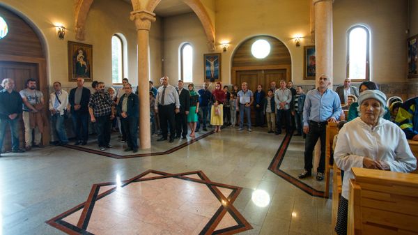 Прихожане в рижском храме святого Григория Просветителя в день пятилетия освящения церкви верховным патриархом и католикосом всех армян Гарегином Вторым. - Sputnik Армения