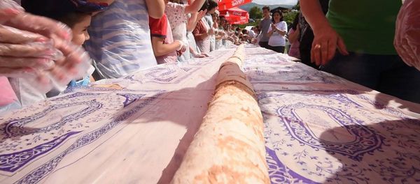 Посол Швейцарии принял участиe в приготовлении самого большого в мире армянского бртуча Посол Швейцарии принял участиe в приготовлении самого большого в мире армянского бртуча - Sputnik Армения
