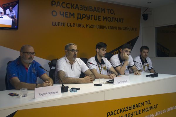 Команда Армении по баскетболу в пресс-центре Sputnik Армения Команда Армении по баскетболу в пресс-центре Sputnik Армения - Sputnik Армения