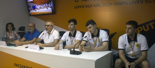 Команда Армении по баскетболу в пресс-центре Sputnik Армения - Sputnik Արմենիա
