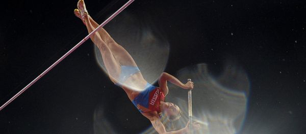 Российская спортсменка Елена Исинбаева во время финальных соревнований по прыжкам с шестом на XXX летних Олимпийских играх в Лондоне. Российская спортсменка Елена Исинбаева во время финальных соревнований по прыжкам с шестом на XXX летних Олимпийских играх в Лондоне. - Sputnik Армения