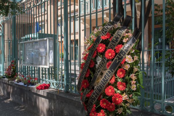 У посольства Франции - венки от общественных организаций - Sputnik Армения