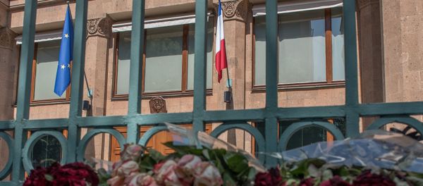 Цветы у посольства Франции в Армении Цветы у посольства Франции в Армении - Sputnik Армения