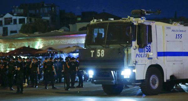 Сотрудники турецкой полиции в парке Таксим, Стамбул Сотрудники турецкой полиции в парке Таксим, Стамбул - Sputnik Արմենիա