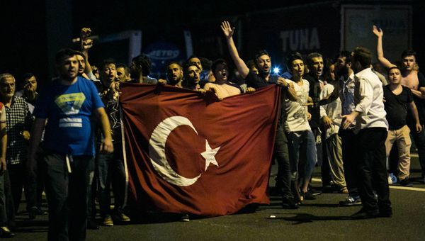 Митингующие в Стамбуле во время попытки государственного переворота - Sputnik Армения
