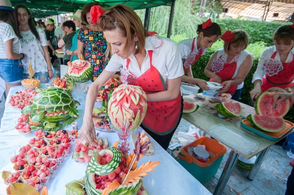Художественная резка по арбузу особенно впечатлила участников фестиваля. - Sputnik Армения
