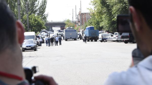 Ситуация близ места захвата вооруженной группой здания полиции в Ереване - Sputnik Армения