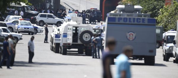 Ситуация близ места захвата вооруженной группой здания полиции в Ереване Ситуация близ места захвата вооруженной группой здания полиции в Ереване - Sputnik Армения