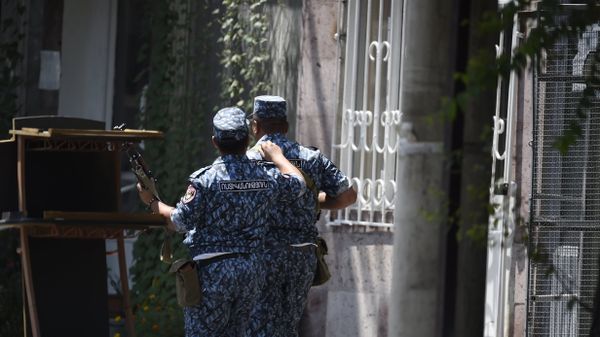 Сотрудники полиции патрулируют в районе Эребуни, где в воскресенье утром  был совершен захват здания ППС в Ереване. - Sputnik Армения